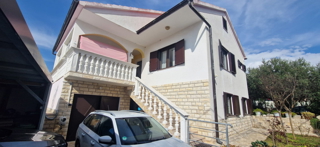 Turanj, villa a un piano di 250 m², con ampio giardino, a 150 metri dalla spiaggia