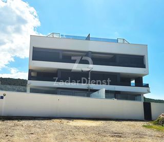 Appartamento moderno con terrazza sul tetto e piscina a Vinjerac