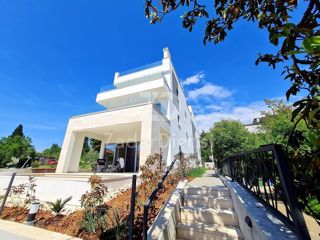 Appartamento moderno su due piani con terrazza sul tetto a Zara