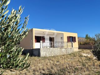 Casa con ampio cortile e vista aperta sul mare