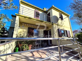 Casa con ampio cortile e vista sul mare a Ražanac