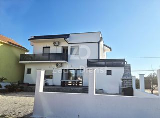 Casa di 220 m2 con 3 appartamenti a Sukošan