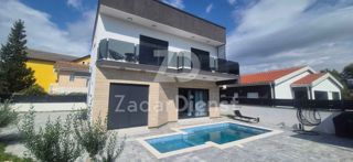 Casa moderna con piscina sull'isola di Vir