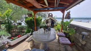 Appartamento in una splendida posizione, fronte mare a Posedarje