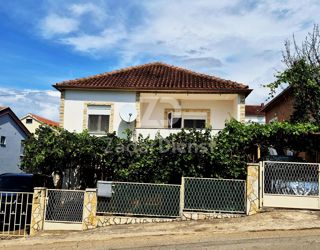 Casa con 2 unità abitative e vista mare a Gornji Karin