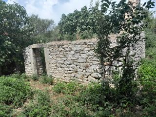 Terreno edificabile di 665 m2 con casa in pietra