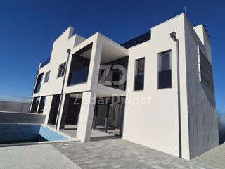 Casa moderna di 204 m2 con piscina a Vrsi