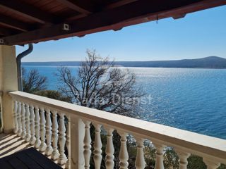 Appartamento di 53 m2, prima fila sul mare a Posedarje