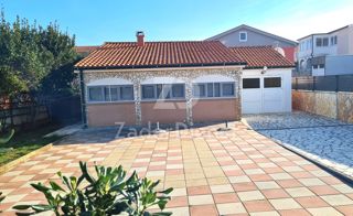 Splendida villetta al piano terra, seconda fila sul mare sull'isola di Vir