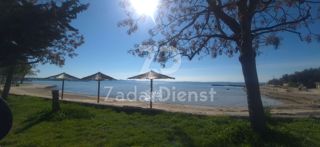 Terreno di 985 m2, seconda fila sul mare a Privlaka