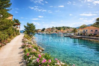 Terreno in posizione attraente, fronte mare - Isola Lunga