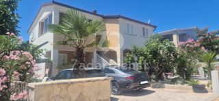 Casa con 3 appartamenti e vista sul mare sull'isola di Vir