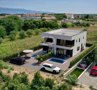 Villa moderna con piscina e vista sul mare a Privlaka