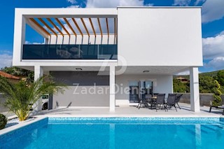 Elegante villa moderna con piscina a Karin