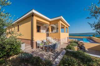 Villa con piscina e vista mare di 200 m2 - Maslenica