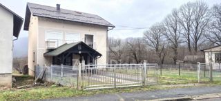 Casa con 3 unità abitative e terreno spazioso