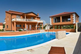 Casa con 6 appartamenti e vista sul mare a Vrsi