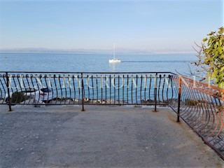 CASA FRONTE MARE IN VENDITA SOLTA ISOLA