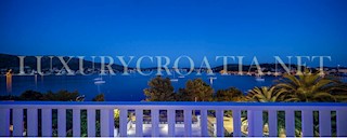 VILLA FRONTE MARE IN VENDITA, ROGOZNICA, ZONA TROGIR