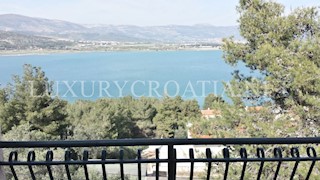 Spazioso condominio con piscina vicino a Trogir in vendita