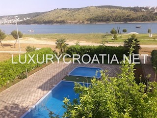 Casa sul mare con piscina a Trogir in vendita