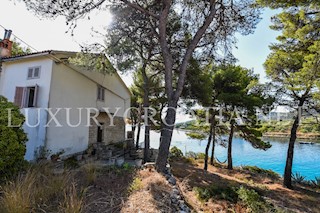 VILLA WATERFRONT IN VENDITA, VELI IZ, ZADAR AREA