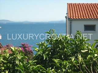 Casa con vista mare in vendita a Seget, nella zona di Trogir