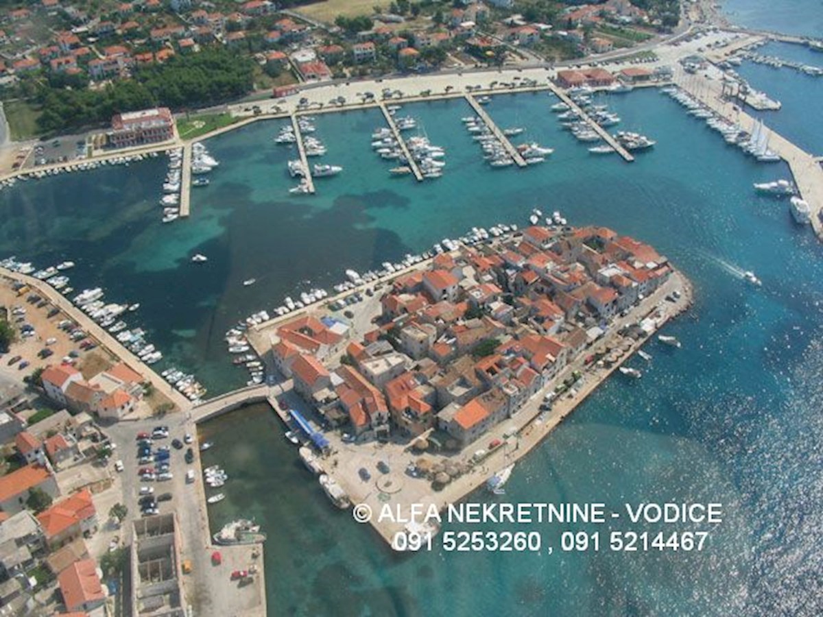 Croazia, centro Tribunj, casa in pietra in vendita con piscina e vista mare