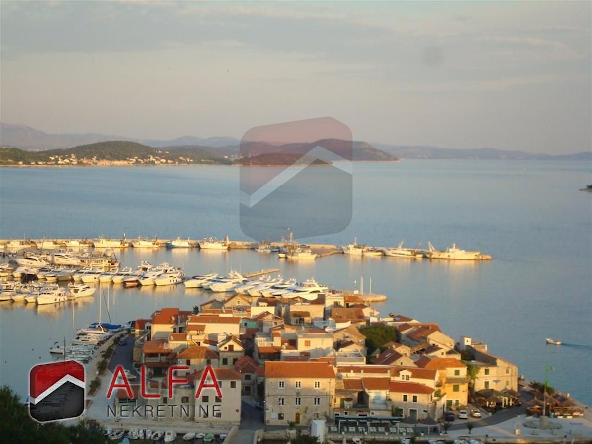 Croazia, centro Tribunj, casa in pietra in vendita con piscina e vista mare