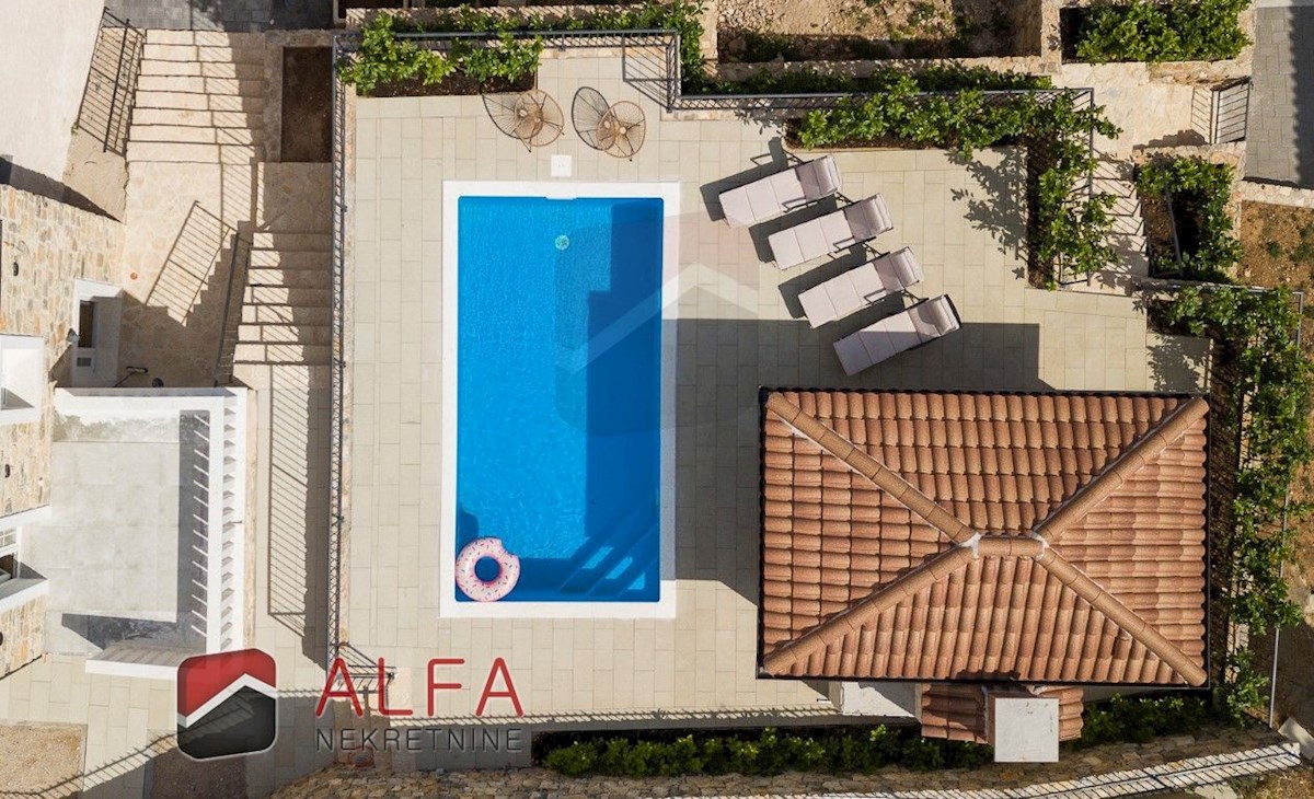 Croazia, centro Tribunj, casa in pietra in vendita con piscina e vista mare