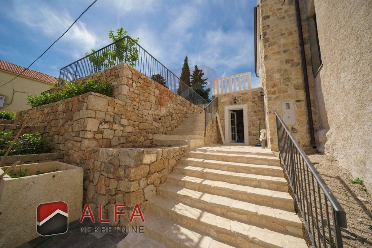 Croazia, centro Tribunj, casa in pietra in vendita con piscina e vista mare