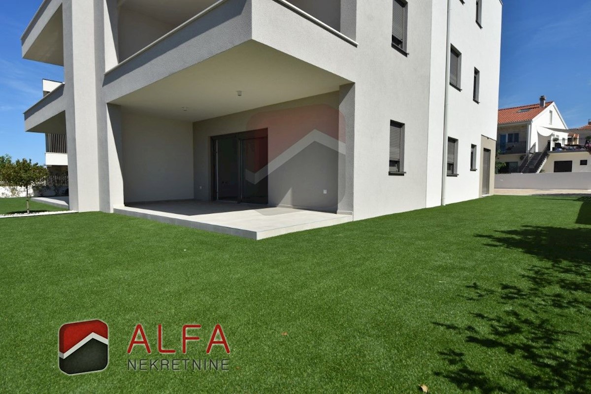 Croazia, Vodice, nuovo edificio, appartamento con due camere da letto in vendita, piano terra, giardino