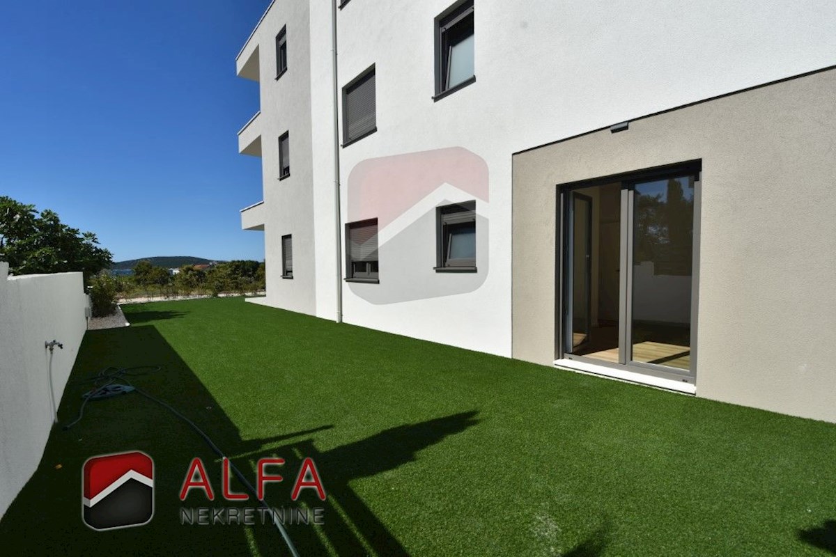 Croazia, Vodice, nuovo edificio, appartamento con due camere da letto in vendita, piano terra, giardino