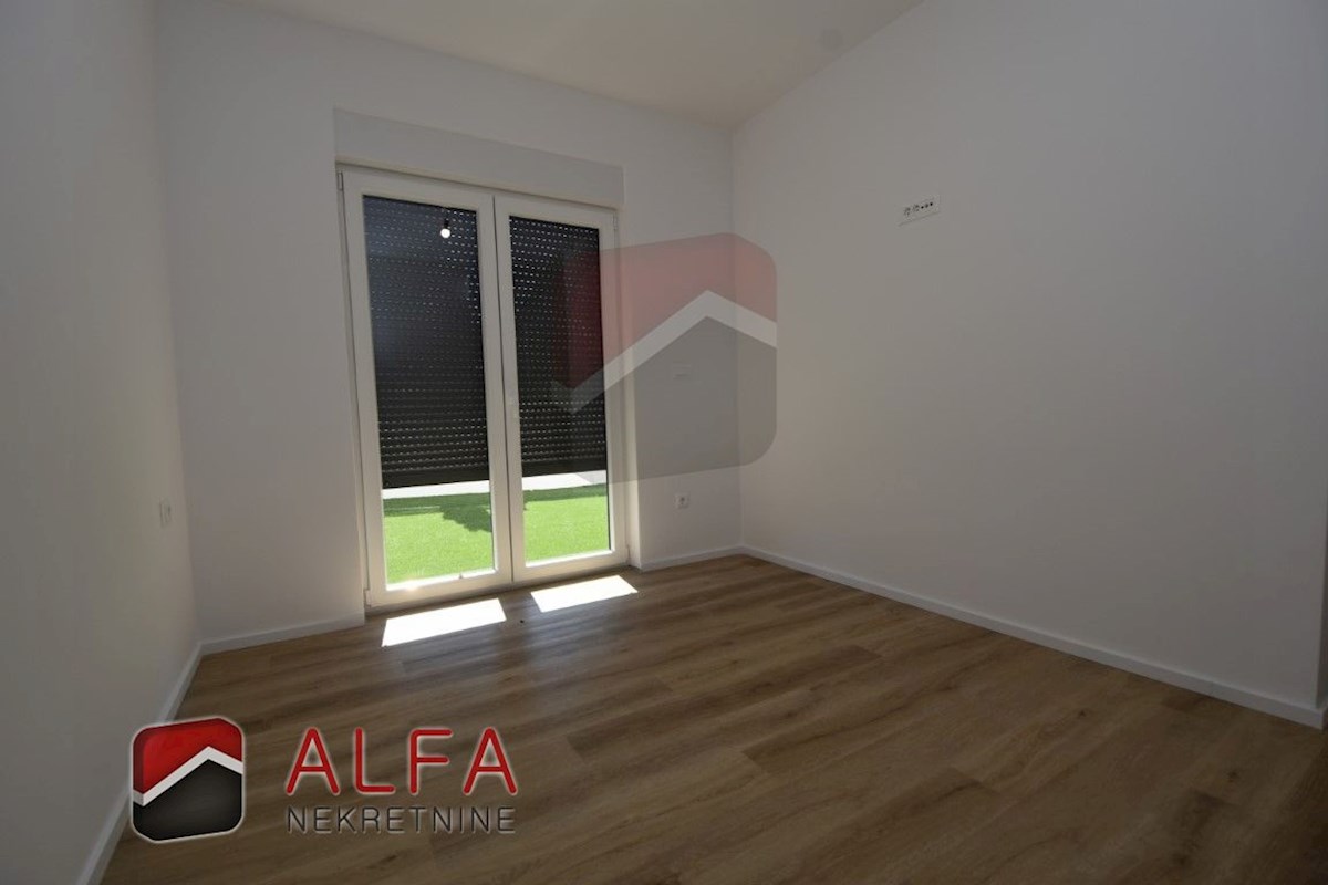 Croazia, Vodice, nuovo edificio, appartamento con due camere da letto in vendita, piano terra, giardino