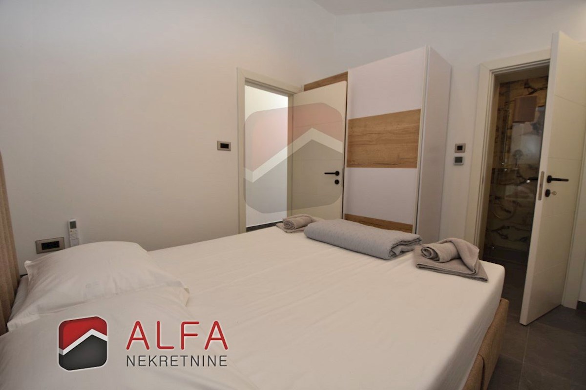 Croazia, Vodice, confortevole appartamento arredato in vendita vicino al mare, due camere da letto, riscaldamento a pavimento