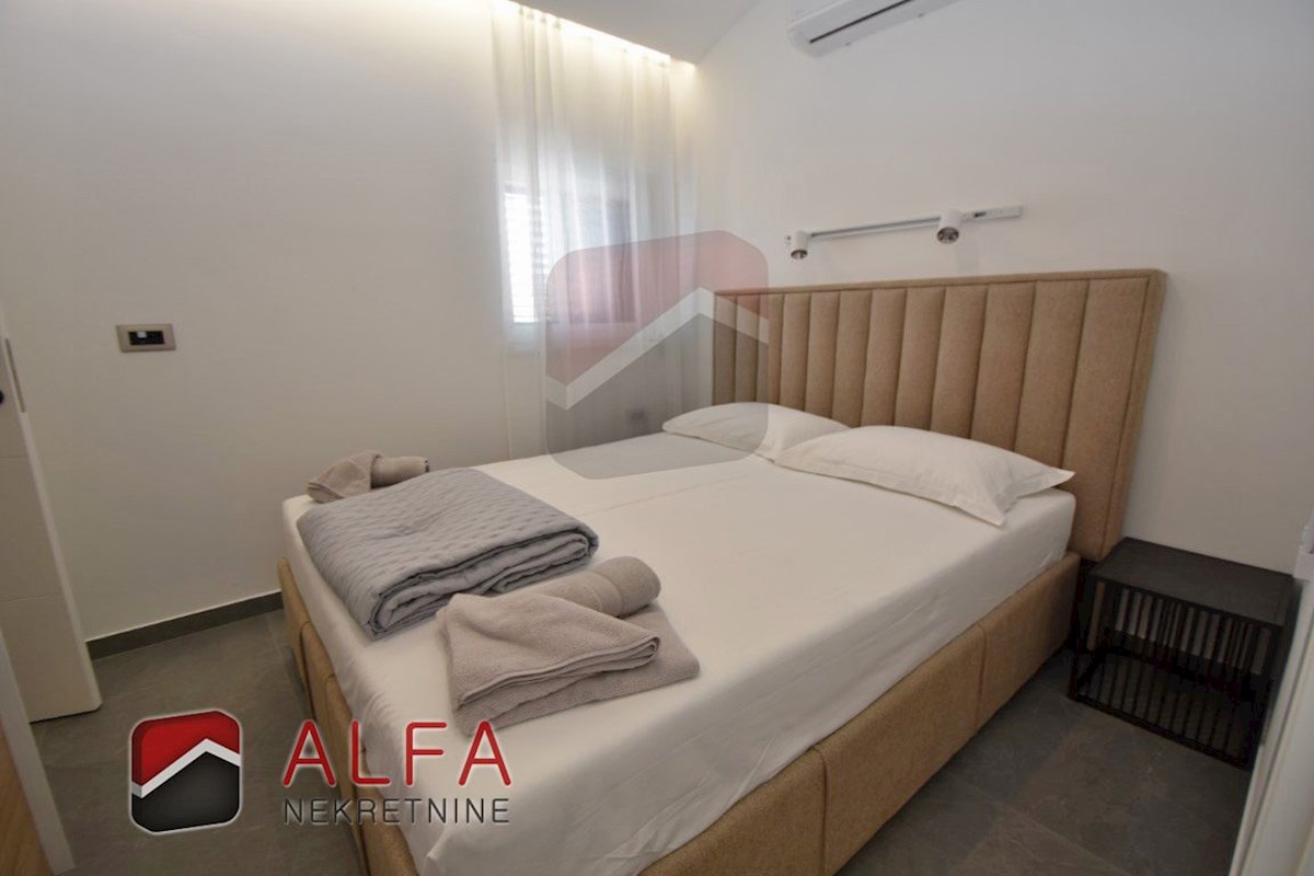 Croazia, Vodice, confortevole appartamento arredato in vendita vicino al mare, due camere da letto, riscaldamento a pavimento