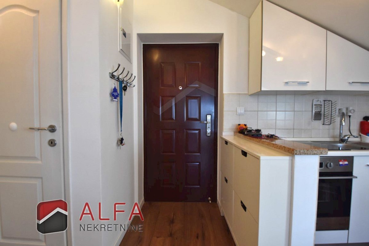 Croazia, Vodice, appartamento arredato in vendita, secondo piano, vista mare