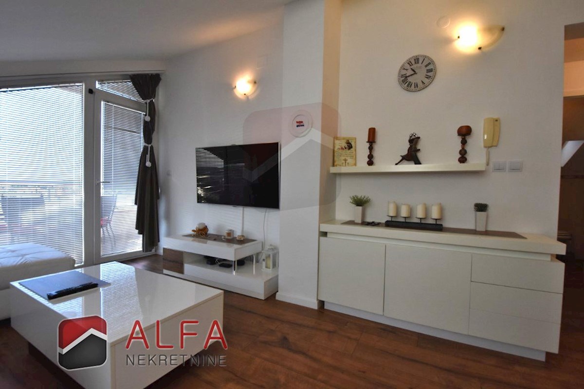 Croazia, Vodice, appartamento arredato in vendita, secondo piano, vista mare