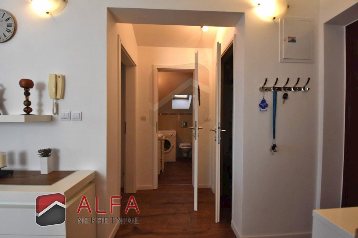 Croazia, Vodice, appartamento arredato in vendita, secondo piano, vista mare