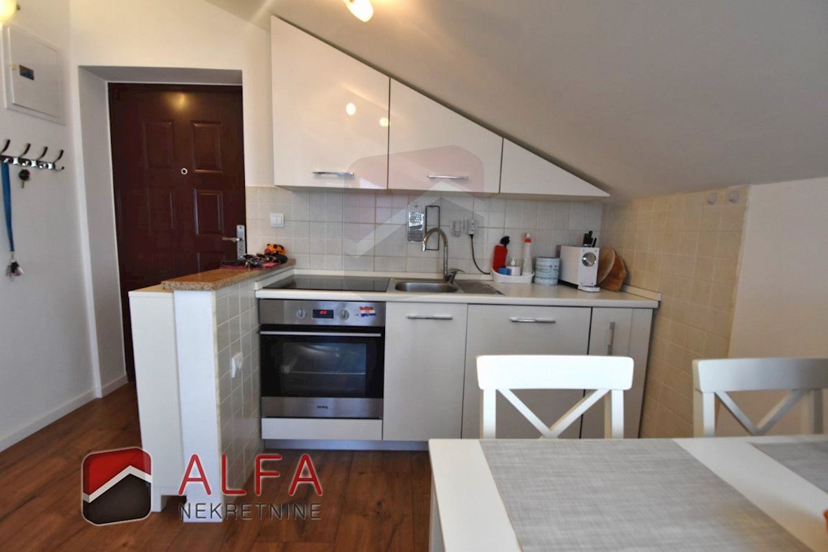 Croazia, Vodice, appartamento arredato in vendita, secondo piano, vista mare