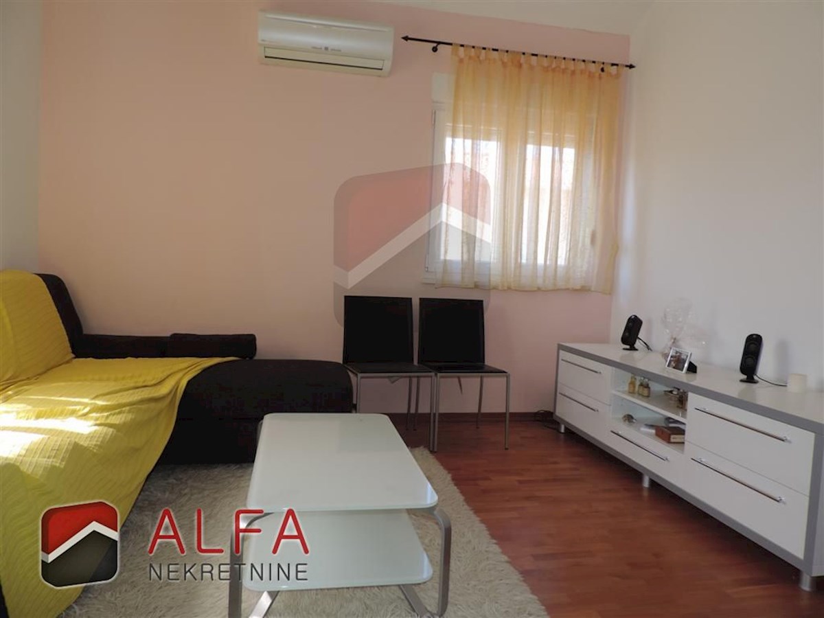 Croazia, Vodice, spaziosa casa in vendita con tre appartamenti