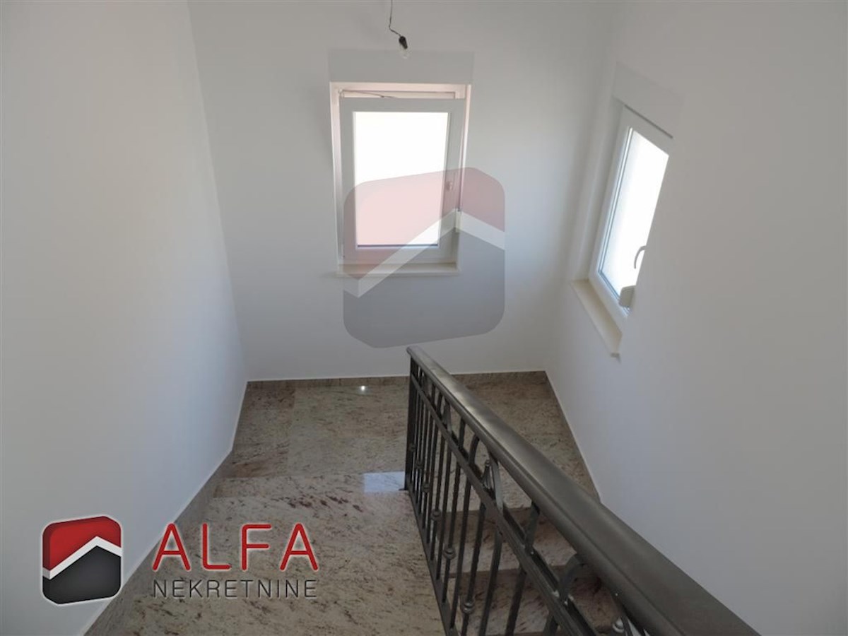 Croazia, Vodice, spaziosa casa in vendita con tre appartamenti