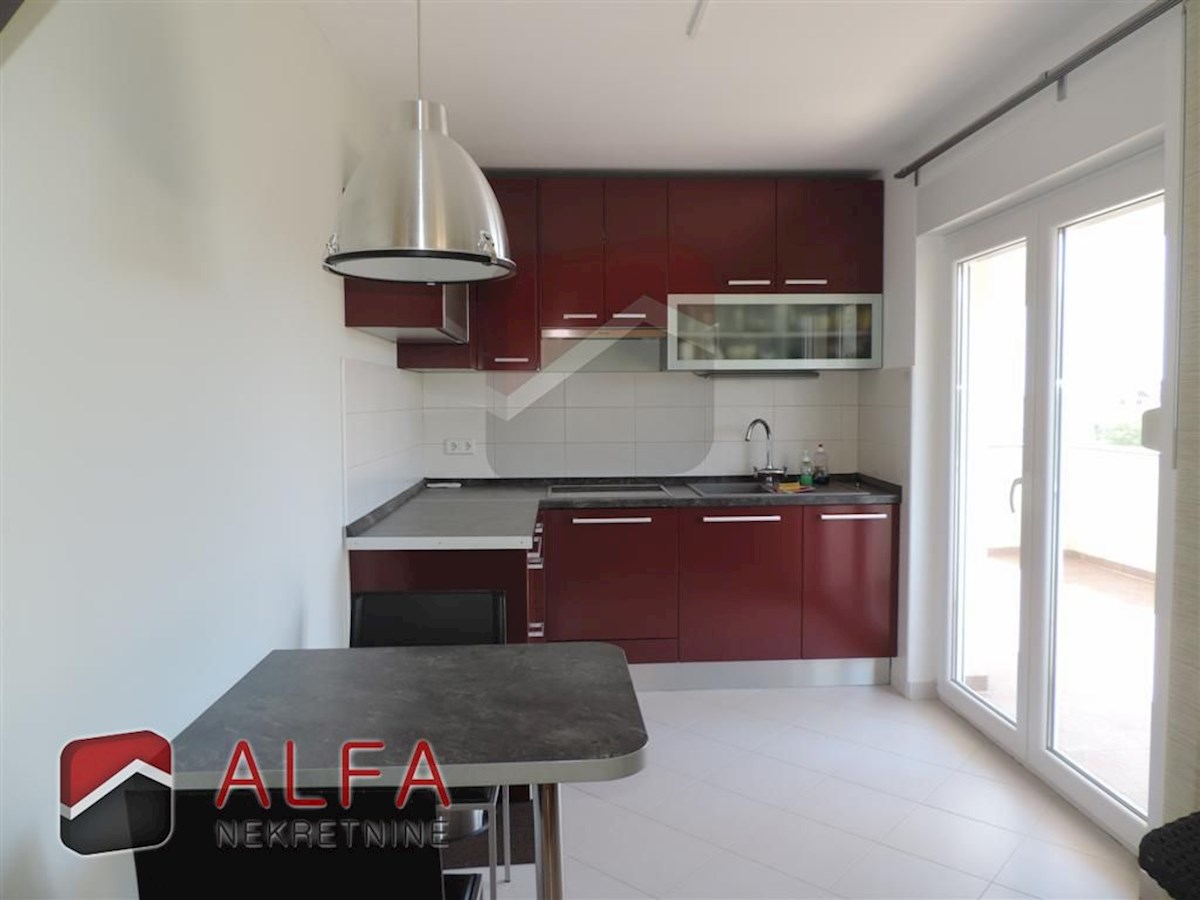 Croazia, Vodice, spaziosa casa in vendita con tre appartamenti