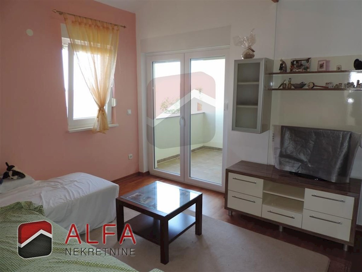 Croazia, Vodice, spaziosa casa in vendita con tre appartamenti