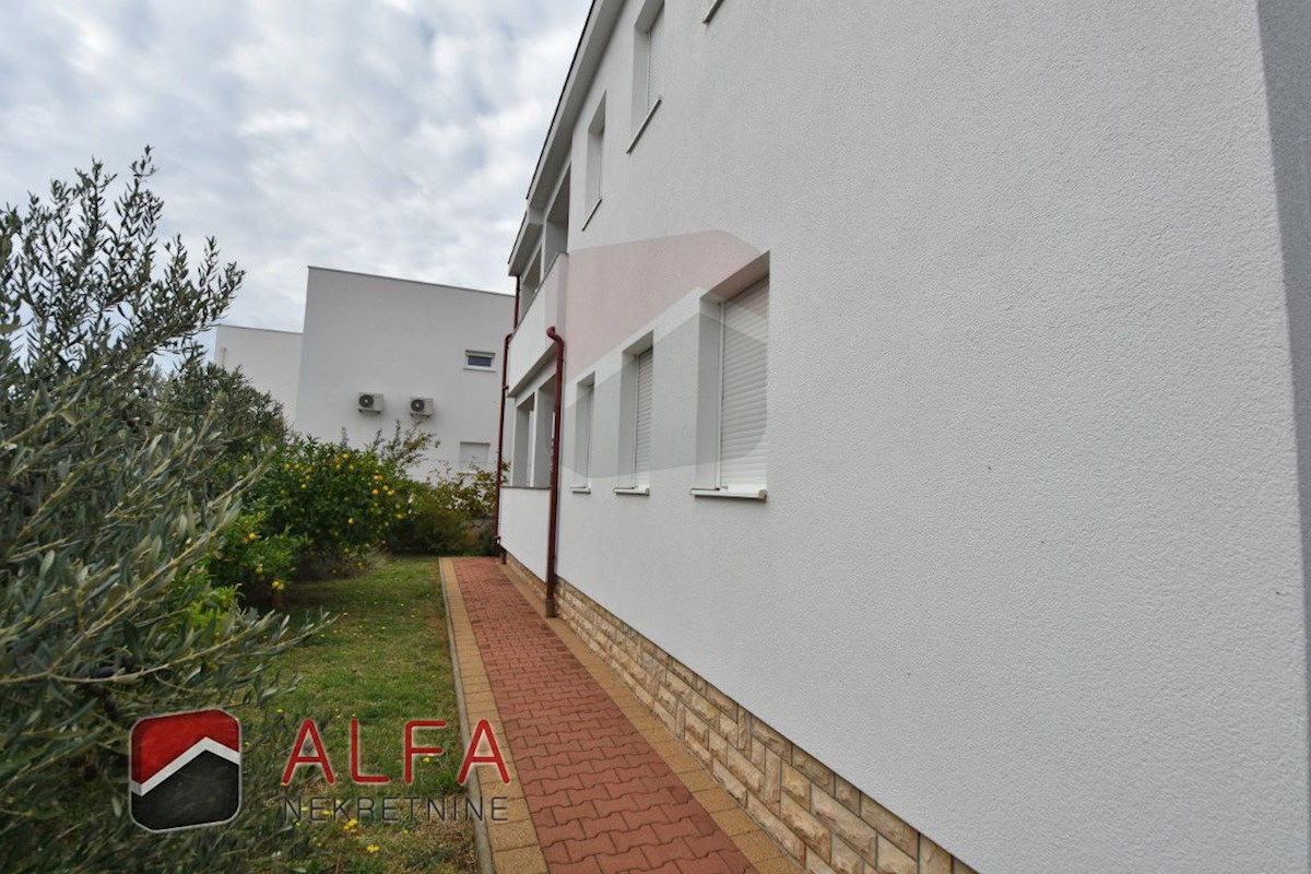 Croazia, Vodice, spaziosa casa in vendita con tre appartamenti