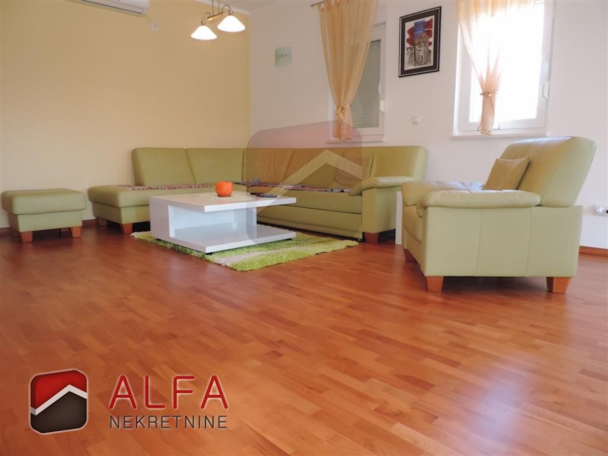 Croazia, Vodice, spaziosa casa in vendita con tre appartamenti