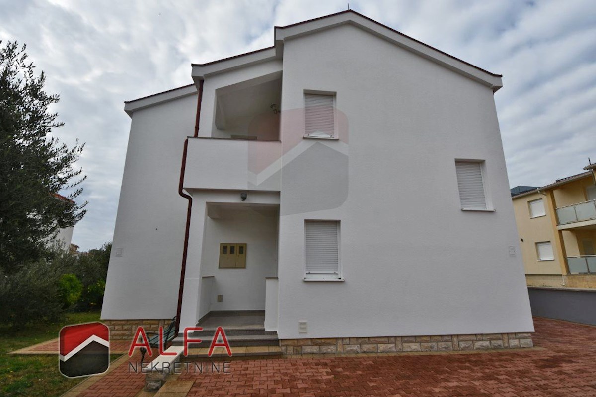 Croazia, Vodice, spaziosa casa in vendita con tre appartamenti