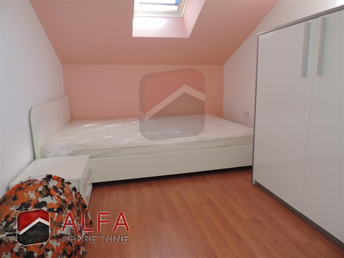 Croazia, Vodice, spaziosa casa in vendita con tre appartamenti