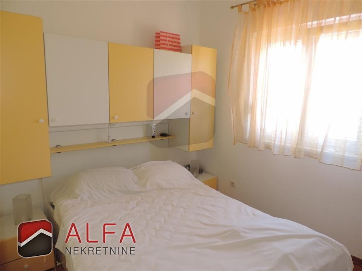 Croazia, Vodice, spaziosa casa in vendita con tre appartamenti