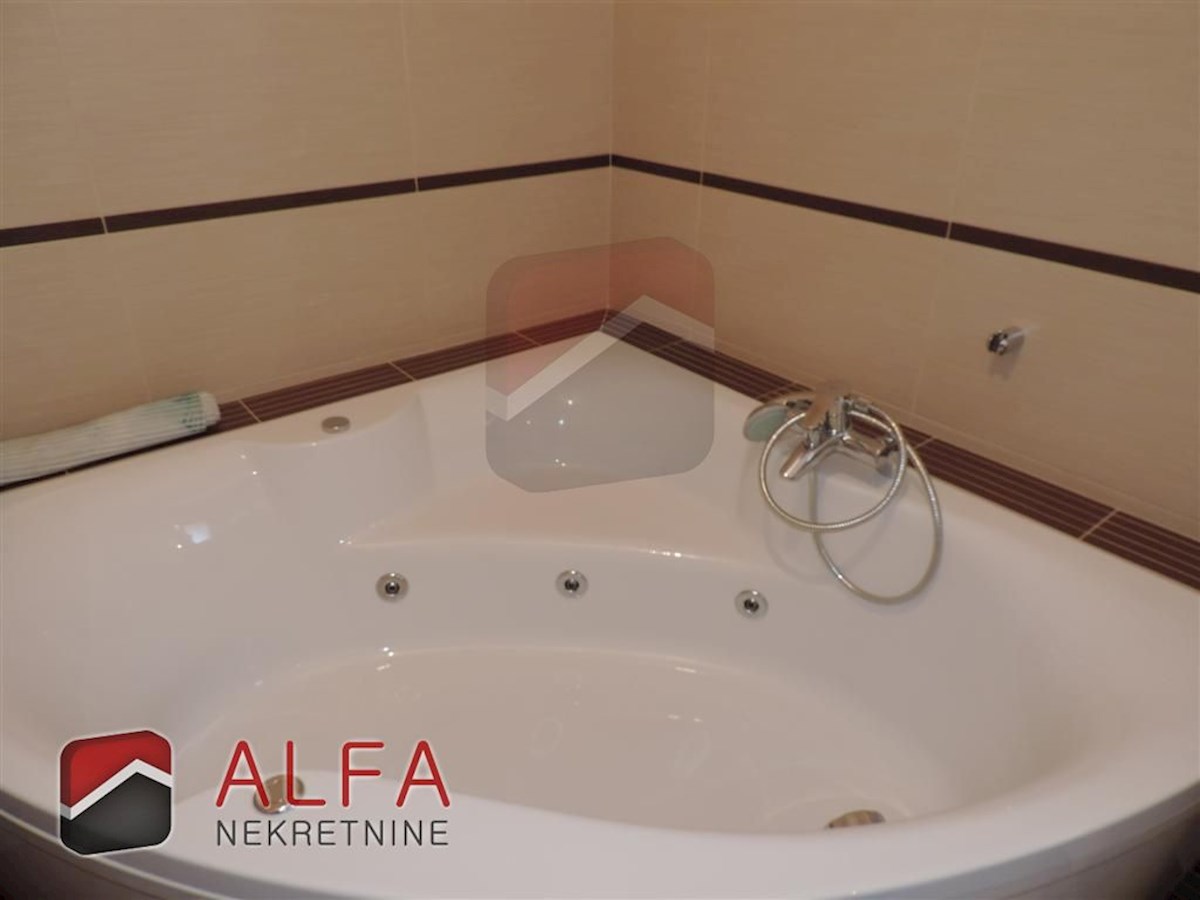 Croazia, Vodice, spaziosa casa in vendita con tre appartamenti